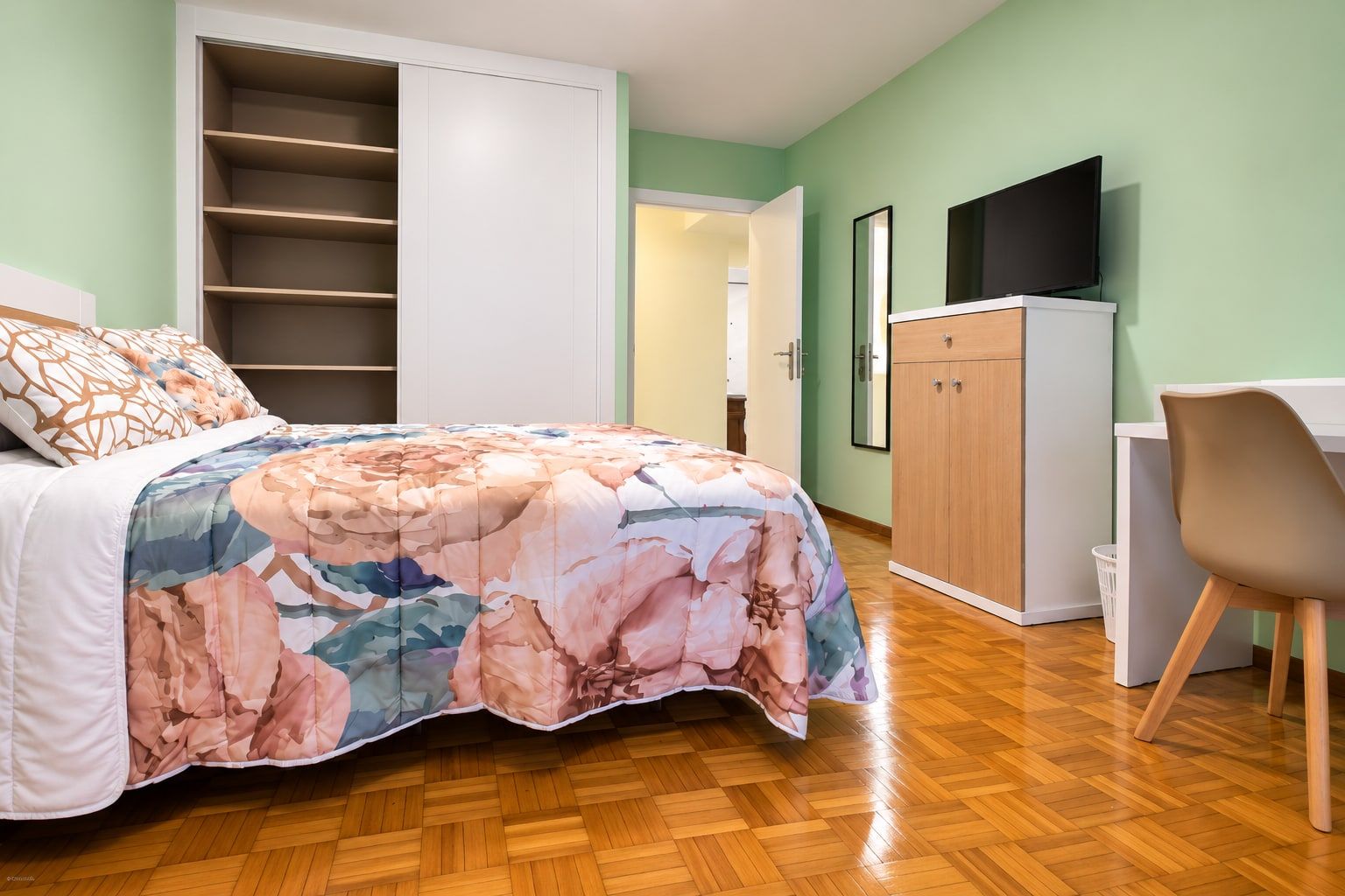 Habitación de Granja 21 con armario empotrado y escritorio