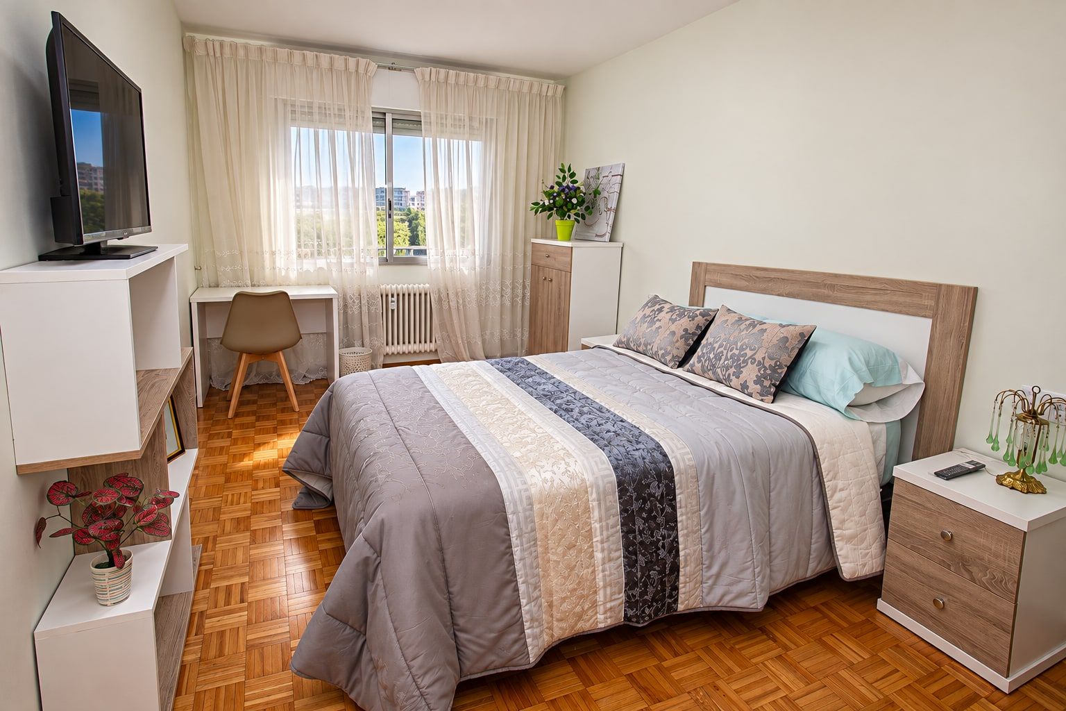 Habitación luminosa de Granja 21 con escritorio