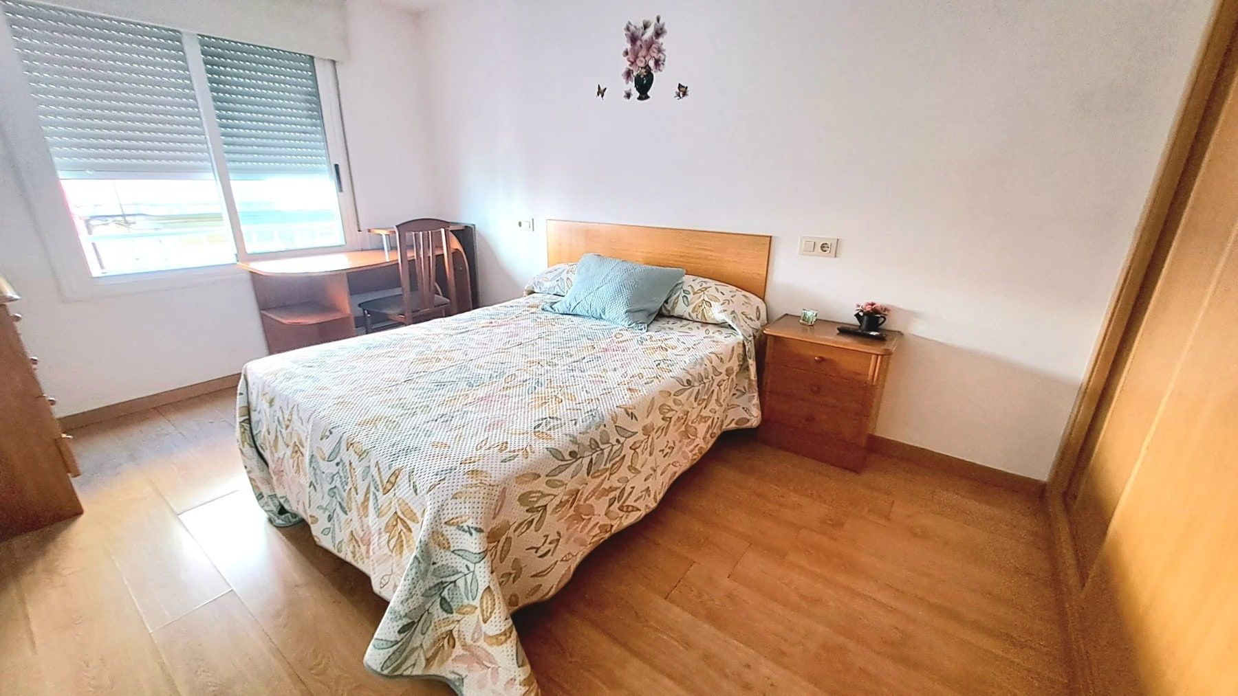 Habitación de Granja 6 con cama y escritorio junto a la ventana