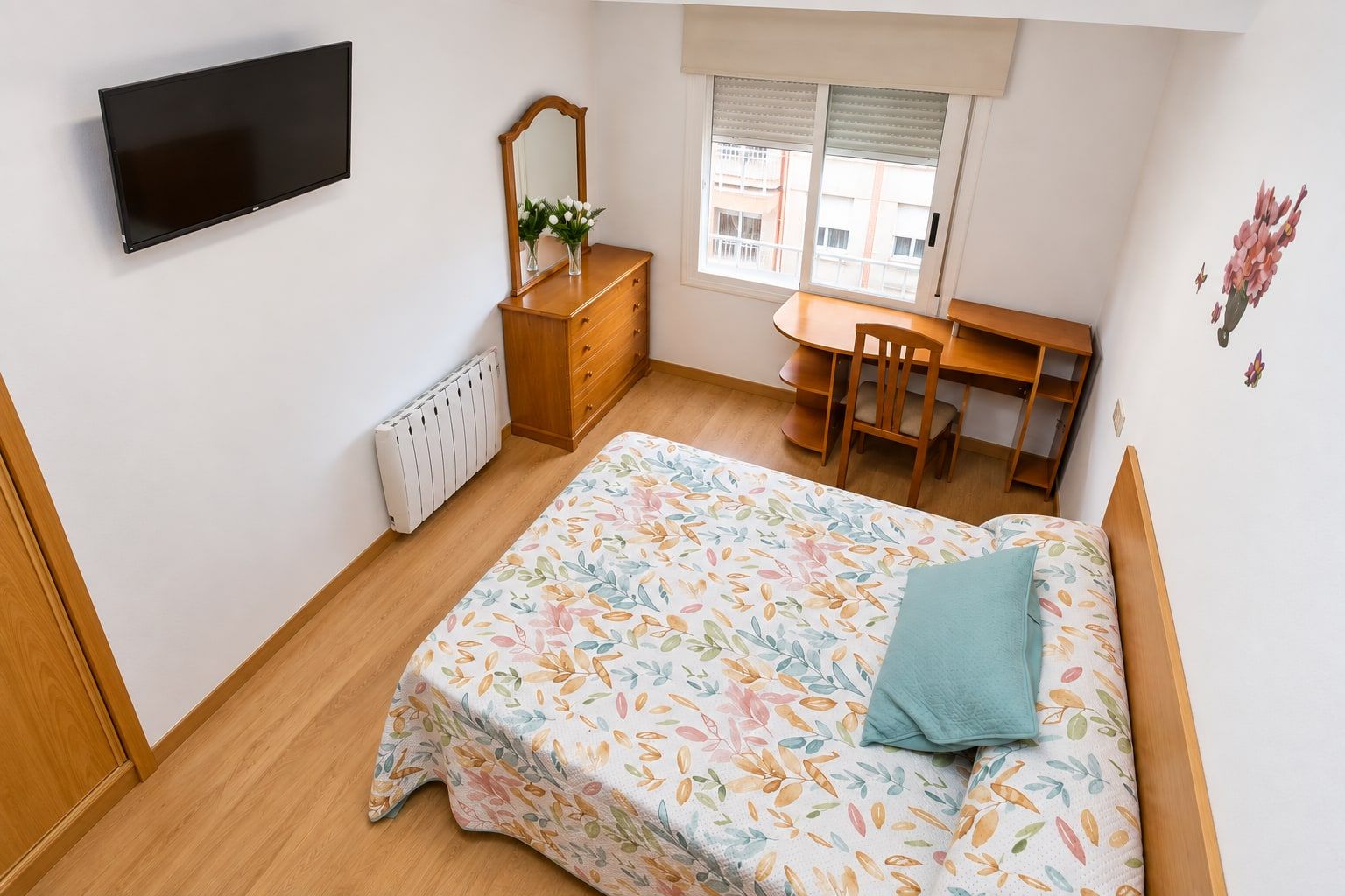Habitación de Peña Trevinca con escritorio junto a la ventana